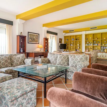 6 Bedroom Lovely In Holiday home *