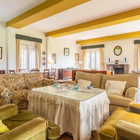 6 Bedroom Lovely In